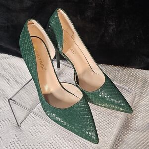 Elegant Green Snakeskin Heels Size 9